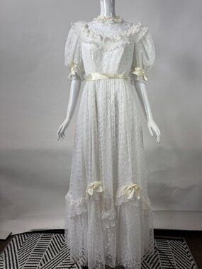 Vintage 70s White Lace Wedding Dress Size 8 With Satin Ribbons & Ruffled Necklin